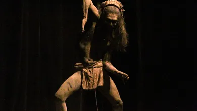 Artistas presentan una función de teatro físico en el Centro Cultural del Ferrocarril.