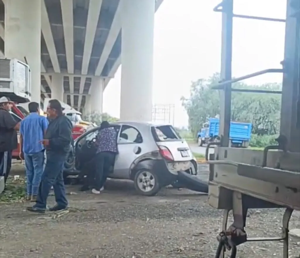 ¡Le quiso ganar y resulto mal! Tren embiste automóvil en Tlaxcoapan; mujer resulta lesionada