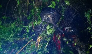 Restos de un vehículo desbarrancado entre la vegetación en Tlanchinol, sobre la carretera México-Tampico