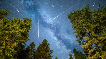 Lluvia de meteoros Cuadrántidas observada en el cielo nocturno.