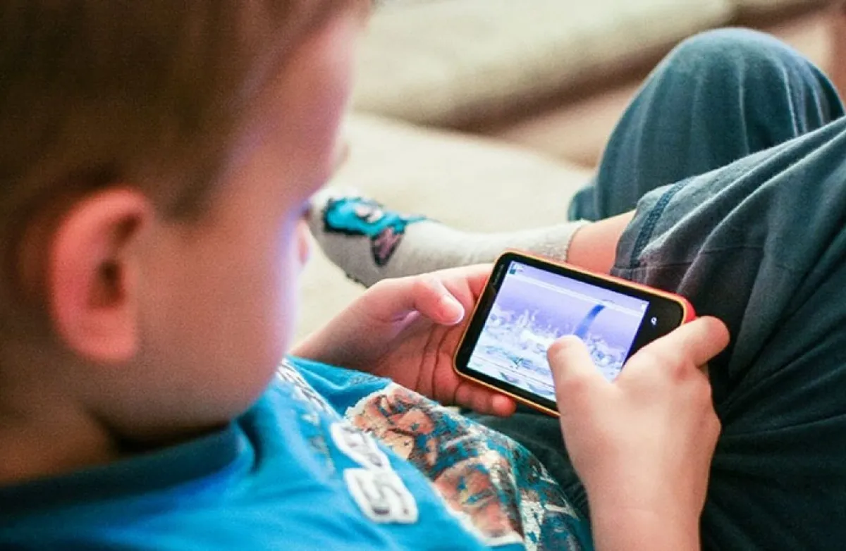 Unicef y la OMS advierten que el uso de pantallas en menores de seis años puede inhibir su empatía y desarrollo cognitivo.