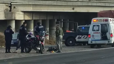 Accidente entre tractocamión y motociclista en Tula.