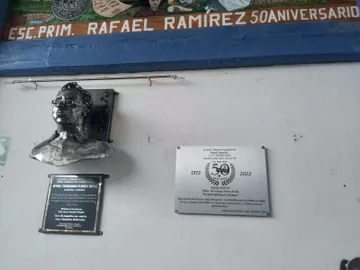 Develan busto en homenaje al profesor Fernando Flores en Tulancingo