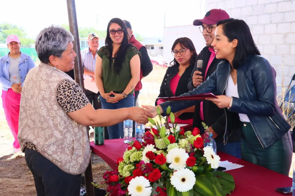 Tizayuca: alcaldesa entrega 25 escrituras a familias beneficiadas por programa habitacional
