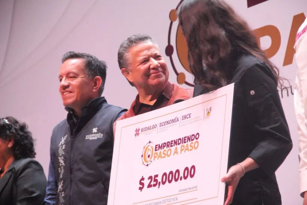 Entregan 760 apoyos a emprendedores; 191 fueron para afectados por la vaguada