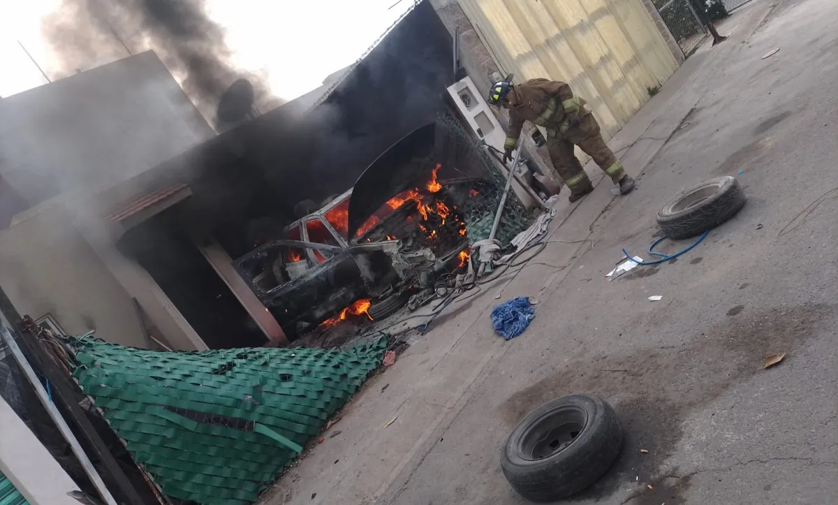 Incendio consume vivienda, moto y auto en Tizayuca