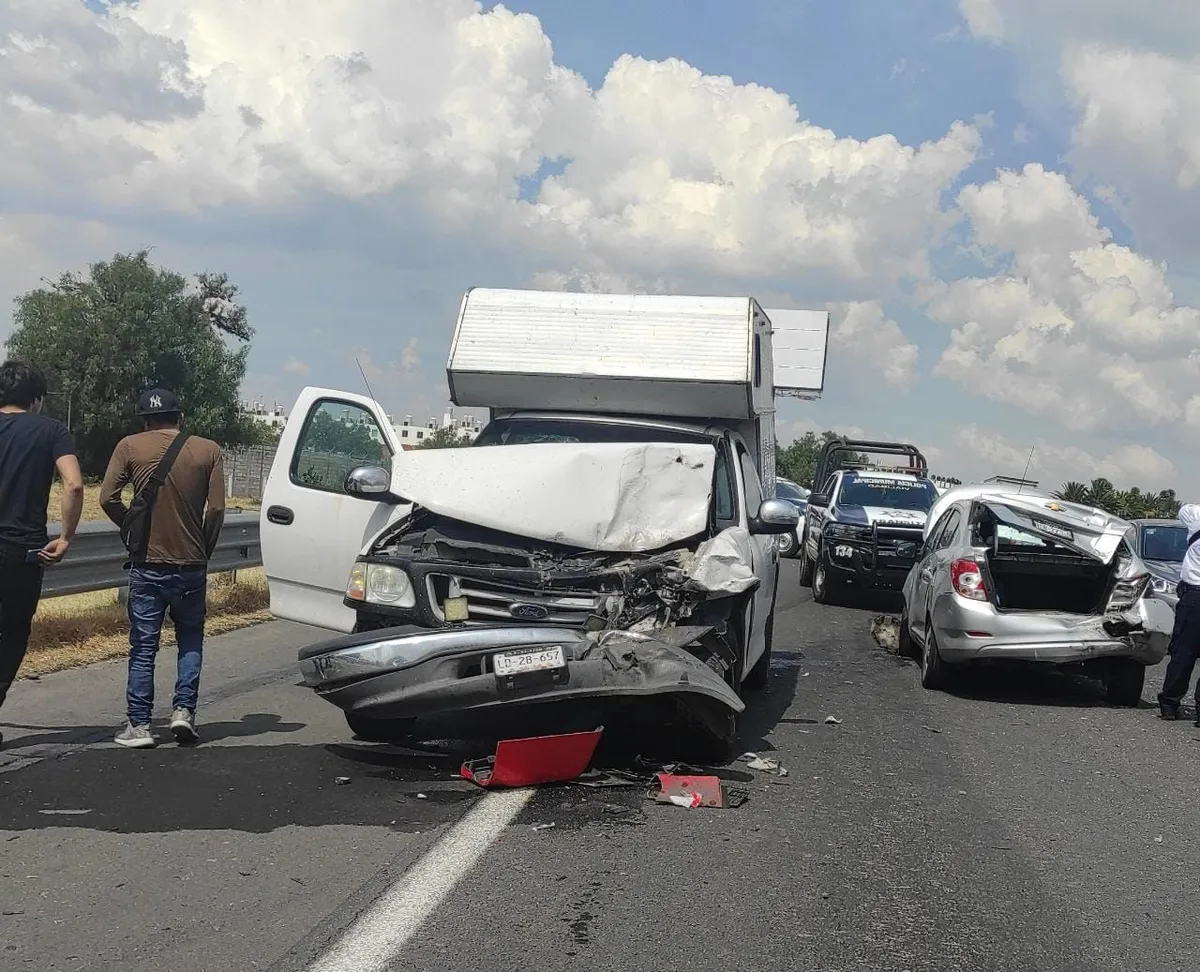 Autopista México-Pachuca: se registra carambola entre ADO y vehículos