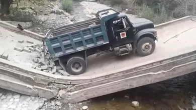 Colapsa puente vehícular en Jacala