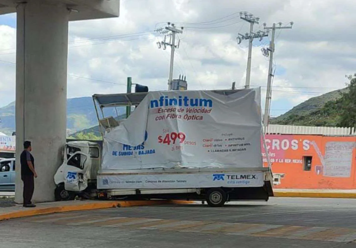 Pachuca: muere chofer en camioneta de publicidad de Telmex al chocar en puente