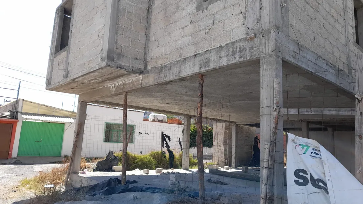 Vecinos de Pachuca denuncian ocupación irregular en obra clausurada