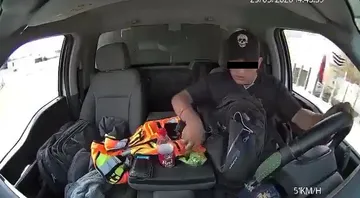 Difunden VIDEO de presunto integrante de grupo armado que robó unidad con relojes de lujo tras salir del AIFA