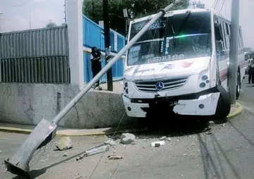 Carretera libre México-Pachuca: Autobús de Tizayuca se lleva poste de luz