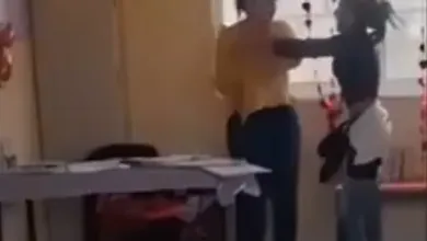 Madre confornta a maestra por maltrato infantil en Tizayuca