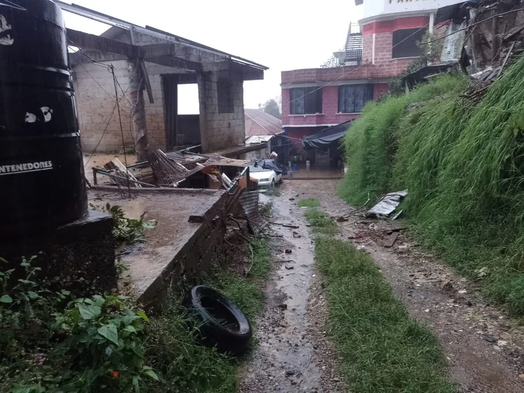 Molango en emergencia por derrumbes: familias evacuadas y caminos bloqueados