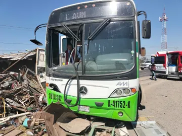 Choque entre camión de AVM y camioneta deja 8 lesionados