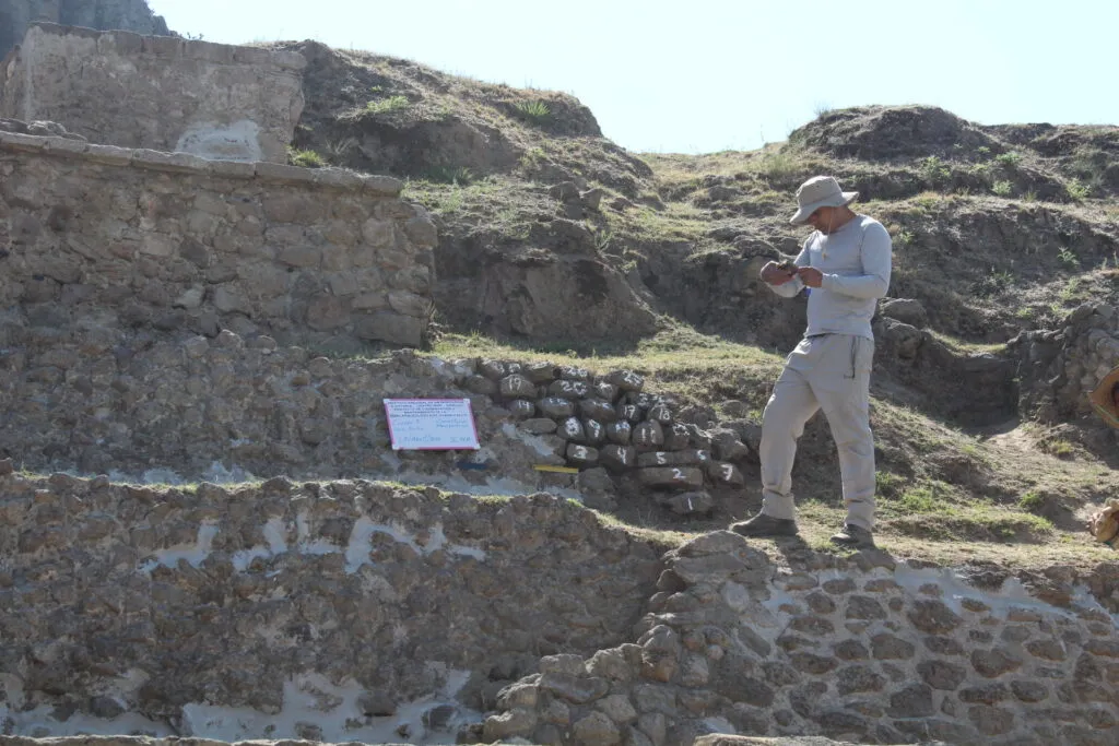 Revelan hallazgo de 11 cráneos humanos y esqueleto de jaguar en Huapalcalco; INAH guarda silencio