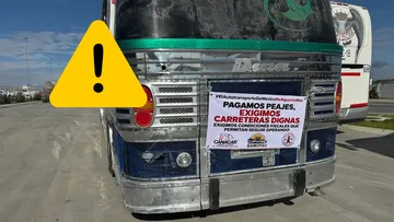 Unidades de transporte ocupan dos carriles de la autopista México-Pachuca, en dirección a la Ciudad de México, durante una protesta.