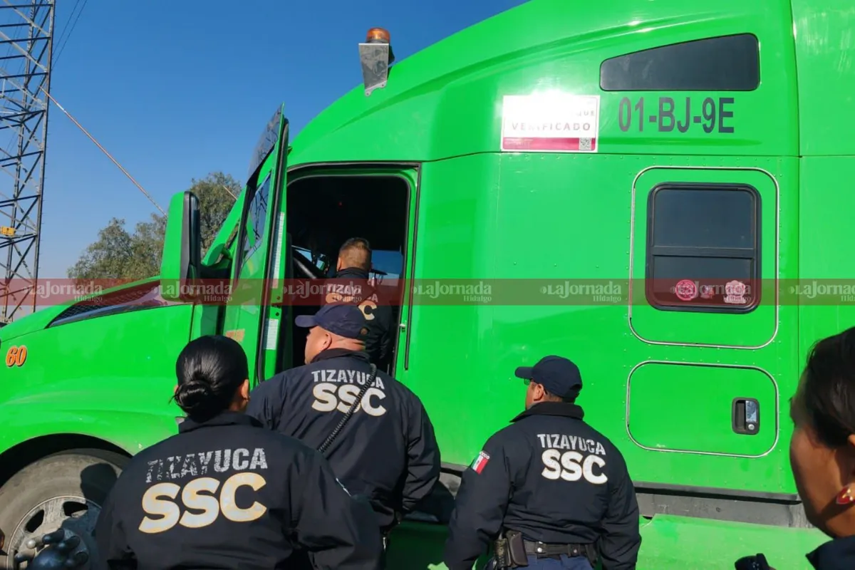 La México-Pachuca fue tomada por policías tras el robo de un tráiler que desató una persecución a gran escala.
