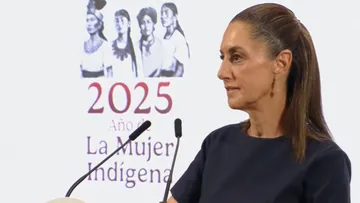 En su conferencia dijo respetar a los maestros por su loable labor de educar pero no habrá por qué golpear reporteros.