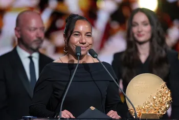 Charlyn Corral con el premio a Delantera del Año 2026.