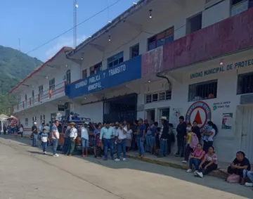 Toma de la presidencia municipal de Huehuetla por extrabajadores.
