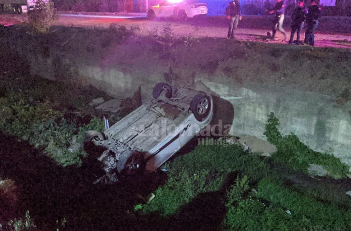 Accidente en Pachuca: auto cae a canal de aguas negras del Gota de Plata