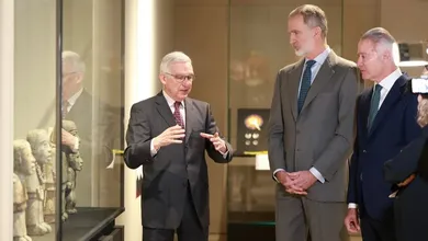 El rey Felipe VI reconoció abusos y controversias durante la Conquista y el periodo colonial en México, durante una visita a una exposición en Madrid sobre culturas indígenas.