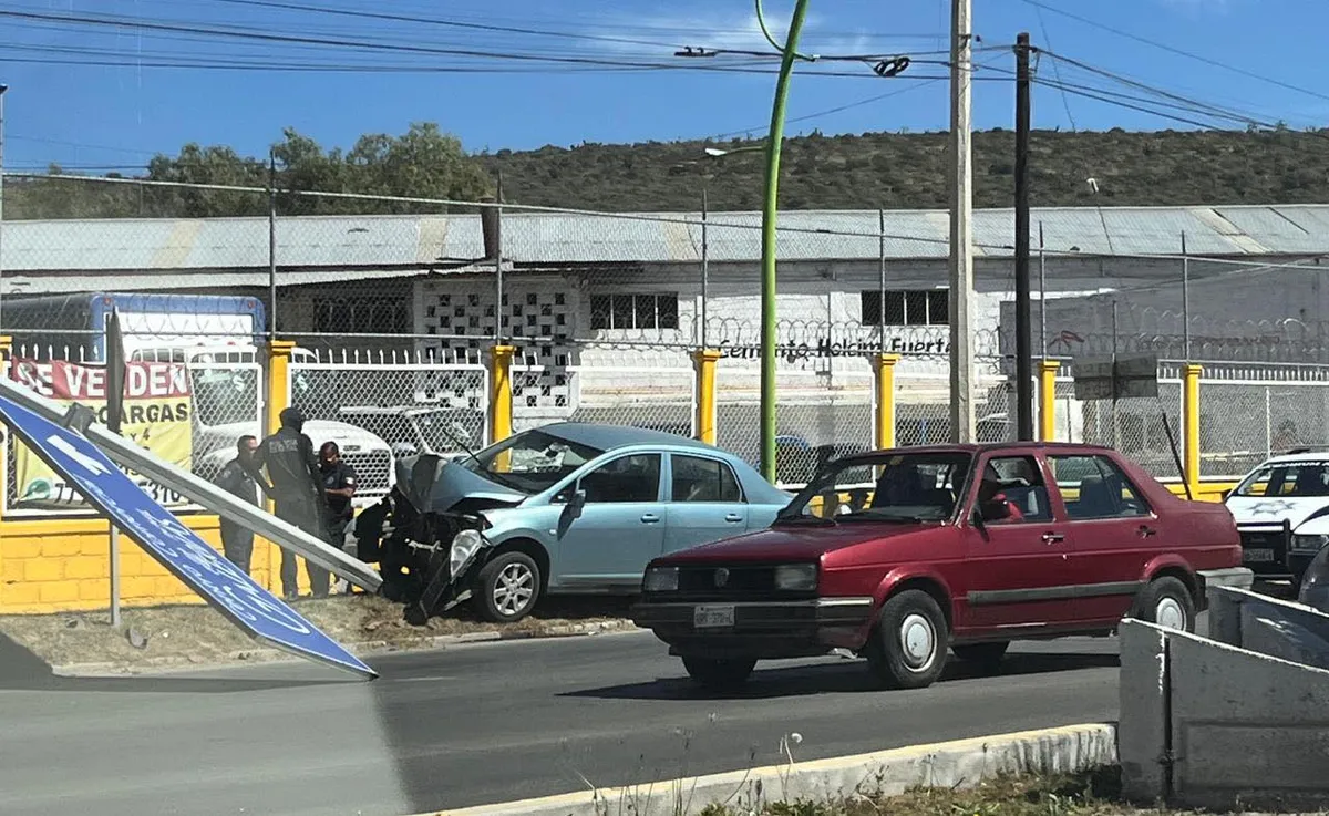 Pachuca: auto derriba señalética en el bulevar Colosio y genera caos vial