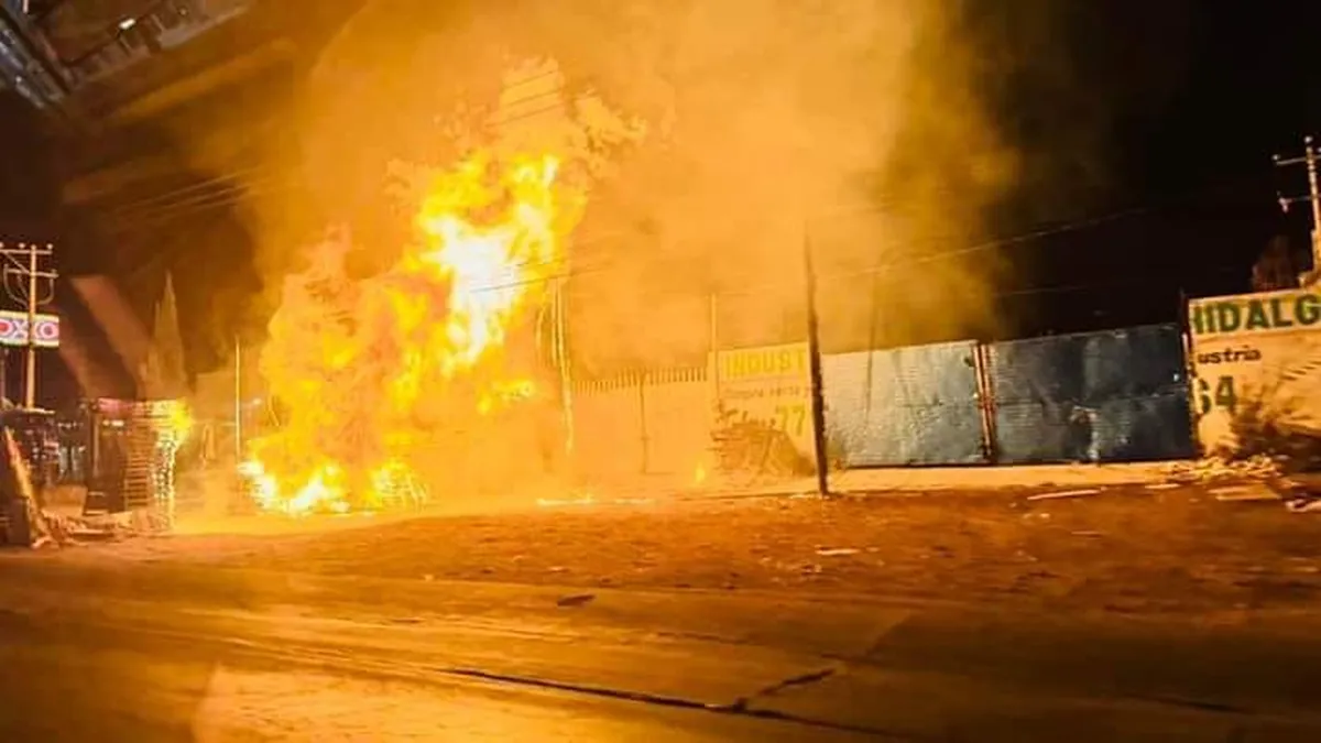 Incendio en Pachuca consume negocio de pacas y afecta la circulación