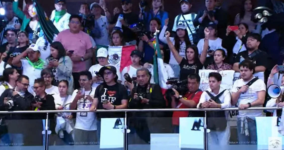 Manifestantes dan portazo en el Senado donde se discute la Reforma Judicial