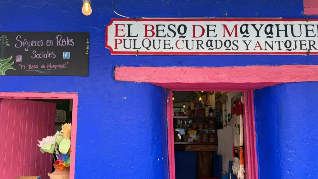 De la mano de su abuelo nació el amor de Raúl Guerrero por el pulque