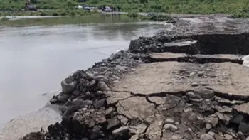 Cierre preventivo de carretera en Huautla por el aumento del río Tamoyón.