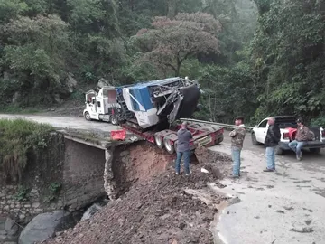 Fallaron las maniobras para retirar la pesada unidad en Piedras Negras y la Otomí-Tepehua continúa incomunicada