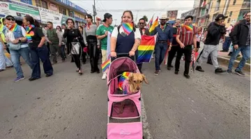 Participantes recorren las calles de Tizayuca durante la Marcha por los Derechos de la Comunidad LGBTQ+.