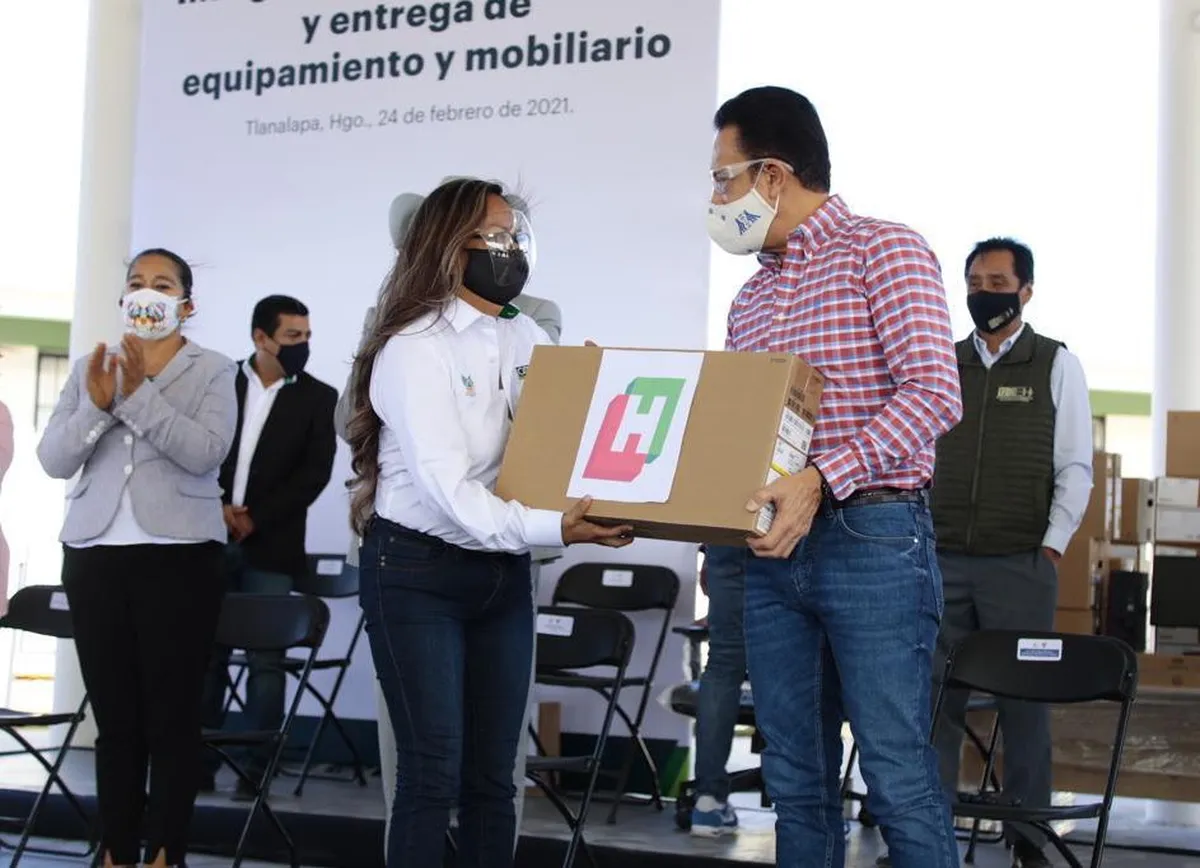 Omar Fayad entrega equipamiento y mobiliario a planteles Cobaeh