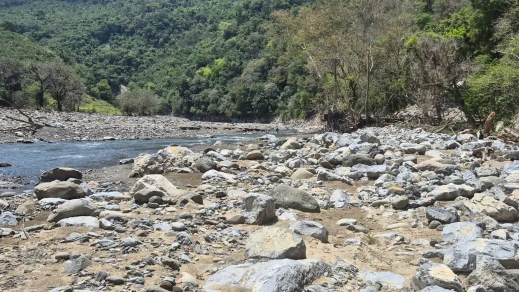 Arrancan trabajos en Río Tlacolula tras inundaciones en Tianguistengo