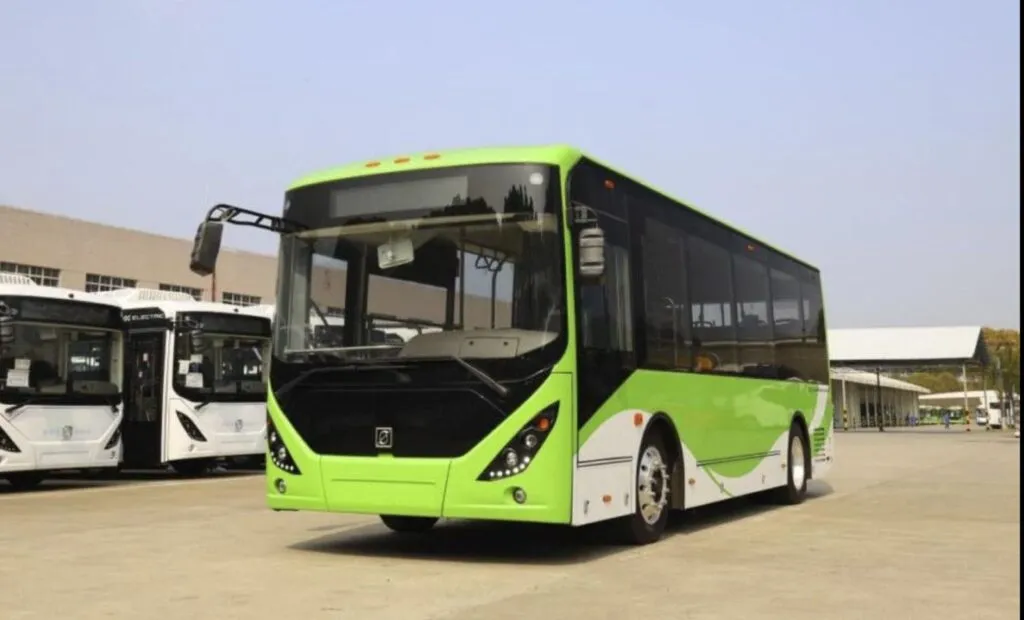 Analizan autoridades situación de más de 100 autobuses retenidos en Lázaro Cárdenas
