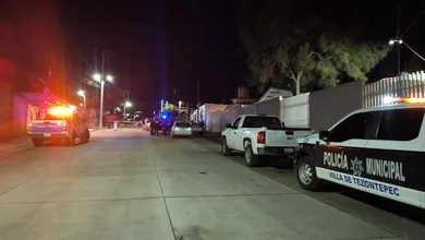 Policías resguardan zona acordonada en Villa de Tezontepec tras riña violenta