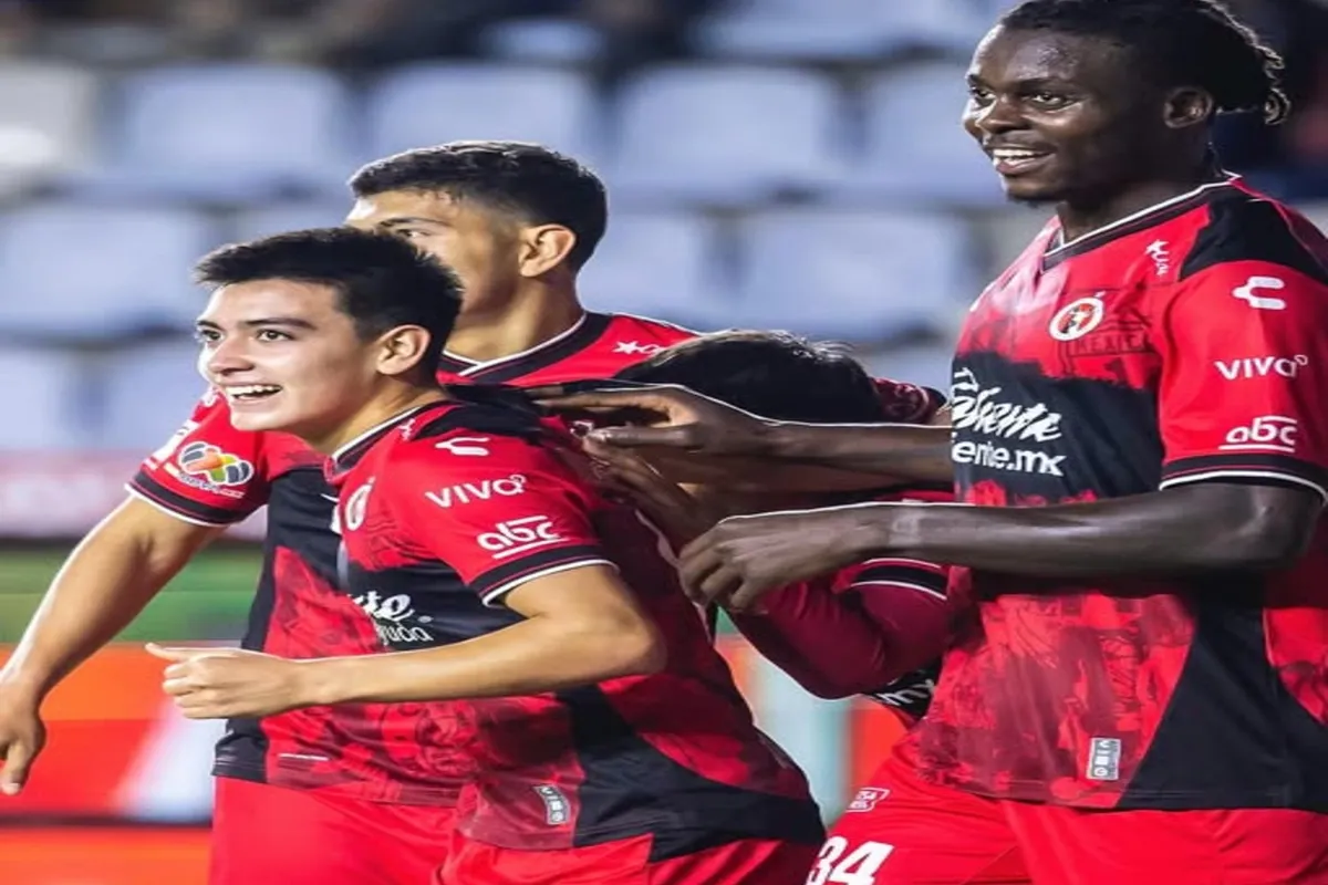 Jugadores de Xolos de Tijuana celebran gol en el Estadio Hidalgo
