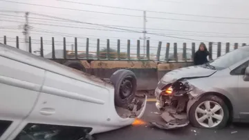 Carambola con tráiler y auto volcado en la autopista México-Pachuca.