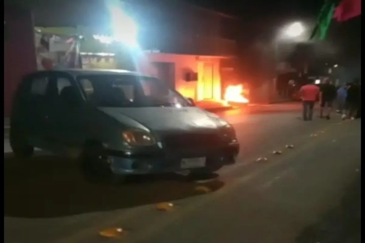 Pobladores queman llantas frente a MP en Zimapán