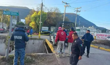 Localizan cuerpo flotando en canal de aguas negras