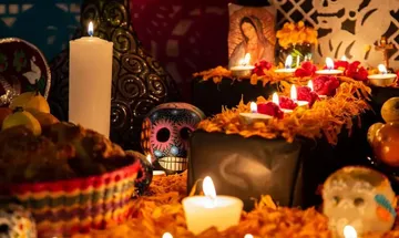 Cada elemento del altar tiene un significado especial. Descubre cómo preparar tu ofrenda para el Día de Muertos.