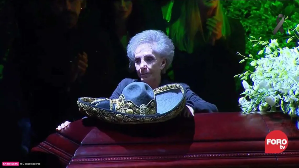 Video: restos de Vicente Fernández llegan a la Arena VFG en hombros de su mariachi