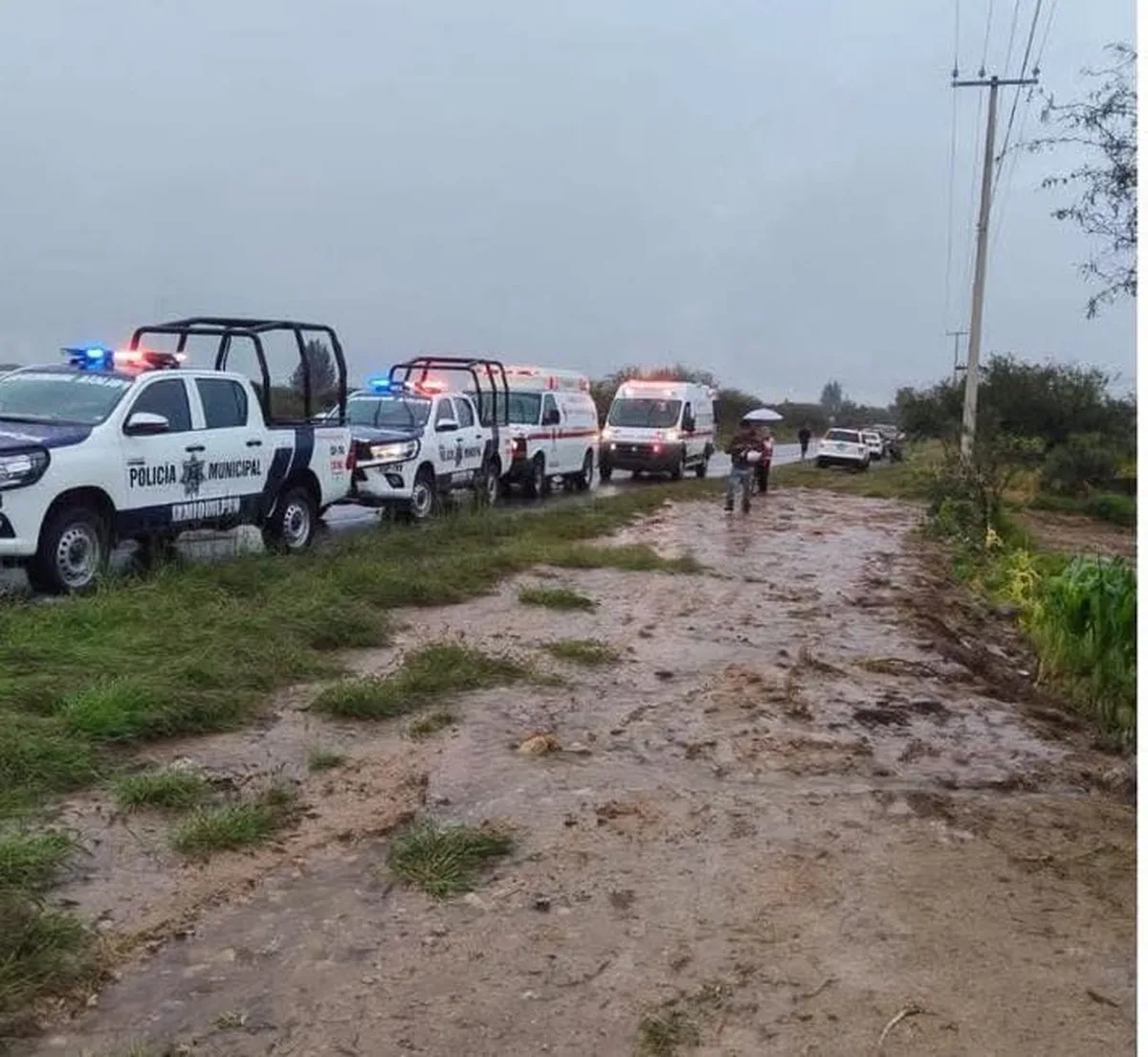 Cinco personas, incluidos dos menores, resultan heridas tras volcadura en Ixmiquilpan; autoridades destacan precaución en lluvias.