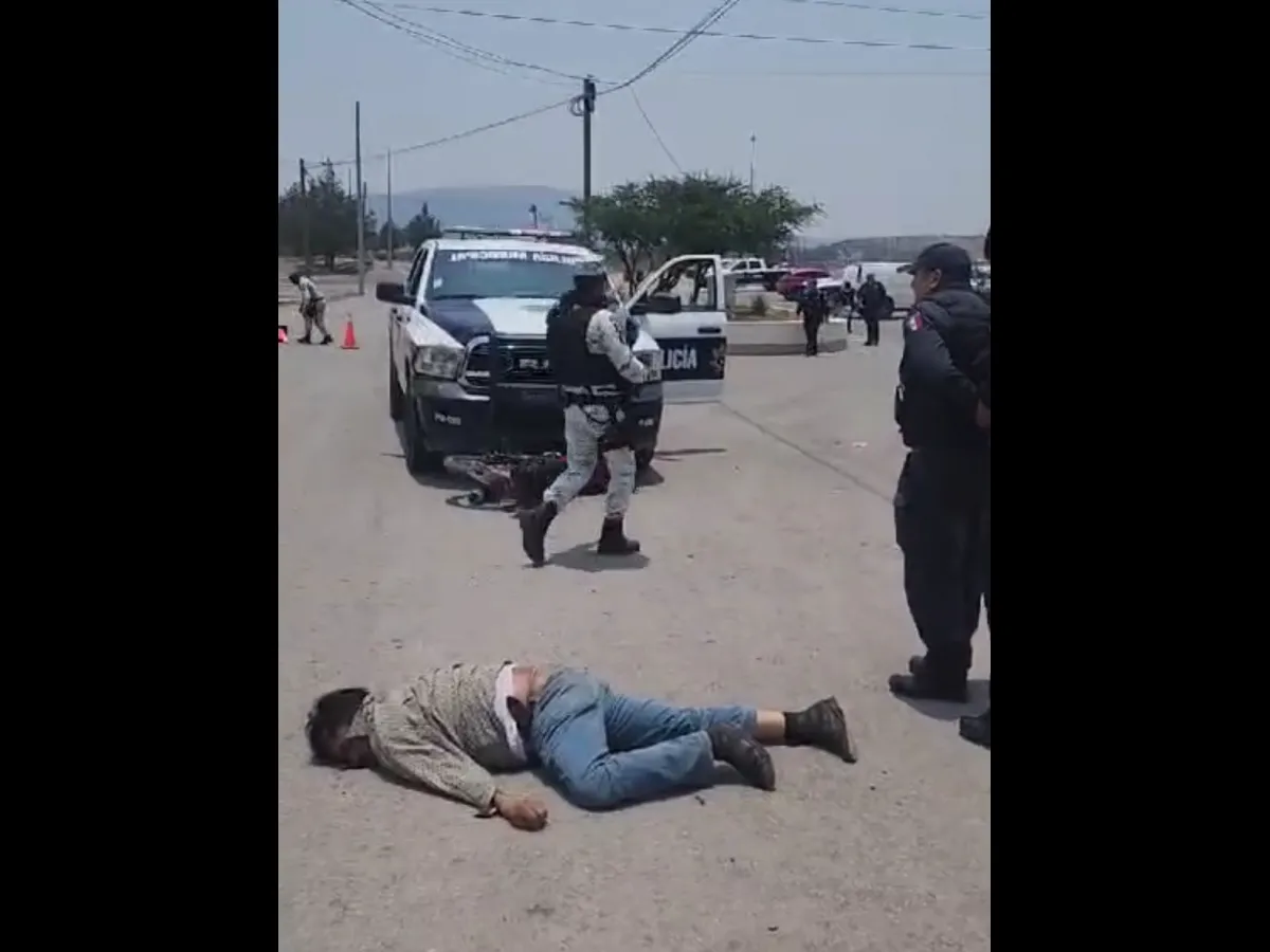 Patrulla de Tepeji del Río choca contra moto; hay 3 heridos