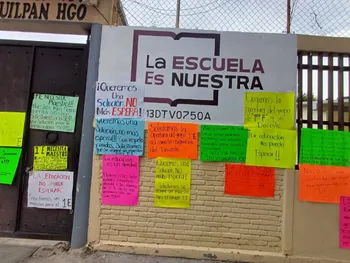 Padres de familia explotan por sobrecupo en telesecundaria de Hidalgo