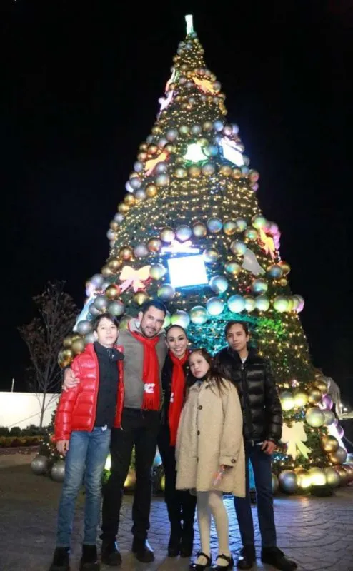 Encienden el Árbol de Navidad en Mineral de la Reforma