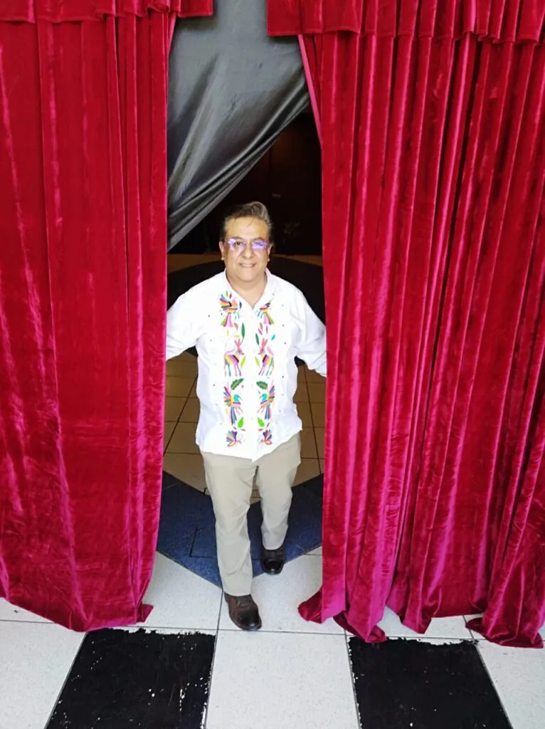 Ángel Servin, el veterinarioque fundó un foro teatral