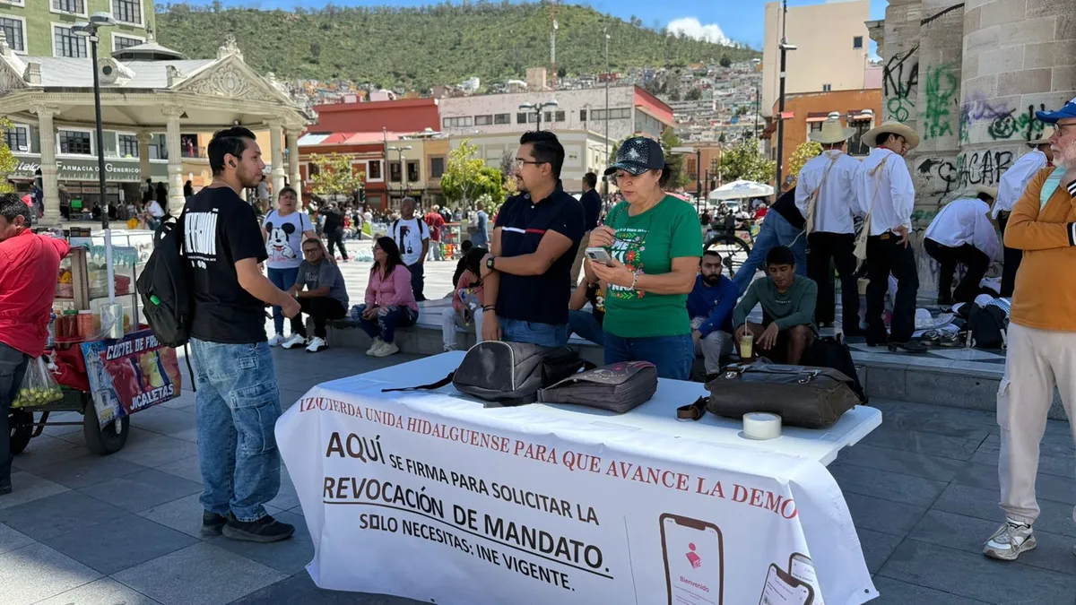 Ciudadanos participan en la primera mesa pública